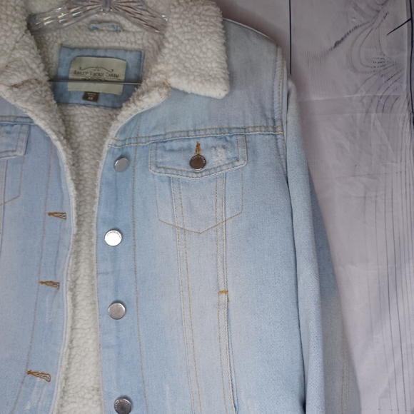Ashley Vintage Charm Lightwash Distressed Denim Trucker Jacket Sherpa Lined - Picture 3 of 13